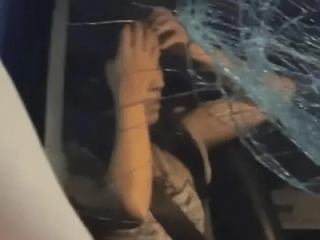 男子因妻子与前男友车上共眠，冲动砸车窗获刑