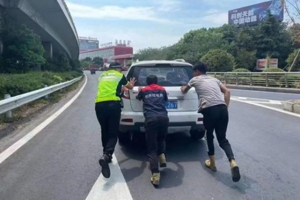 高速路上的铁架英雄,80斤铁架徒手拖走,责任与英勇并存的平凡英雄 高速路上的铁架英雄,80斤铁架徒手拖走,责任与英勇并存的平凡英雄