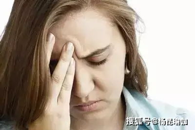 屏幕之痛，女子长期盯屏幕导致眼睛痛到无法睁开